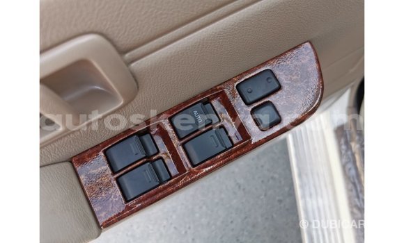 Nunua Imported Toyota Land Cruiser Nyeupe Gari ndani ya Import - Dubai nchini Kati Kenya Nunua Imported Toyota Land Cruiser Nyeupe Gari ndani ya Import - Dubai nchini Kati Kenya