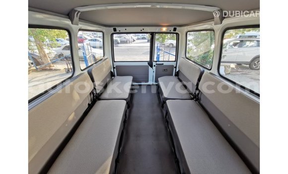 Nunua Imported Toyota Land Cruiser Nyeupe Gari ndani ya Import - Dubai nchini Kati Kenya Nunua Imported Toyota Land Cruiser Nyeupe Gari ndani ya Import - Dubai nchini Kati Kenya