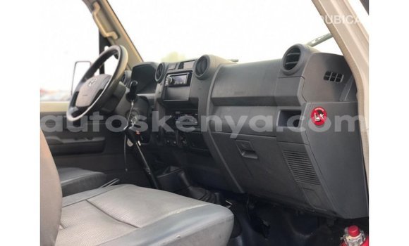 Buy Import Toyota Land Cruiser White Car in Import - Dubai in Central Kenya Buy Import Toyota Land Cruiser White Car in Import - Dubai in Central Kenya