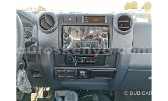 Imported Toyota Land Cruiser White Makiinaa iti Import - Dubai keessatti Central Kenya keessatti Imported Toyota Land Cruiser White Makiinaa iti Import - Dubai keessatti Central Kenya keessatti
