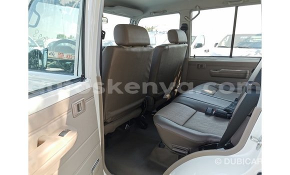 Nunua Imported Toyota Land Cruiser Nyeupe Gari ndani ya Import - Dubai nchini Kati Kenya Nunua Imported Toyota Land Cruiser Nyeupe Gari ndani ya Import - Dubai nchini Kati Kenya