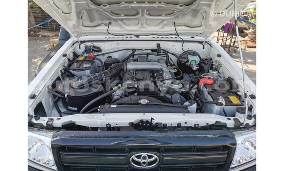 Nunua Imported Toyota Land Cruiser Nyeupe Gari ndani ya Import - Dubai nchini Kati Kenya Nunua Imported Toyota Land Cruiser Nyeupe Gari ndani ya Import - Dubai nchini Kati Kenya