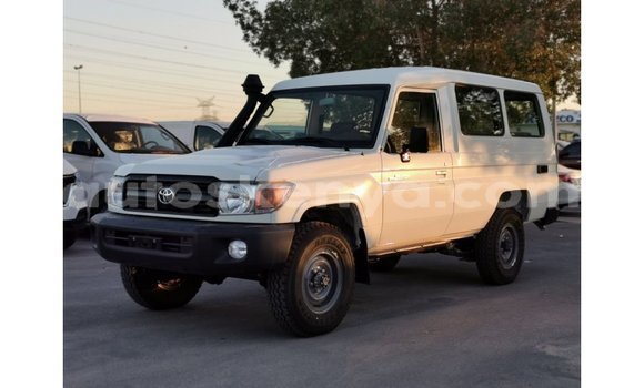 Buy Import Toyota Land Cruiser White Car in Import - Dubai in Central Kenya Buy Import Toyota Land Cruiser White Car in Import - Dubai in Central Kenya