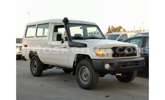 Buy Import Toyota Land Cruiser White Car in Import - Dubai in Central Kenya Buy Import Toyota Land Cruiser White Car in Import - Dubai in Central Kenya