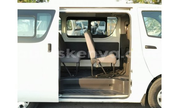 Imported Toyota Hiace White Makiinaa iti Import - Dubai keessatti Central Kenya keessatti Imported Toyota Hiace White Makiinaa iti Import - Dubai keessatti Central Kenya keessatti