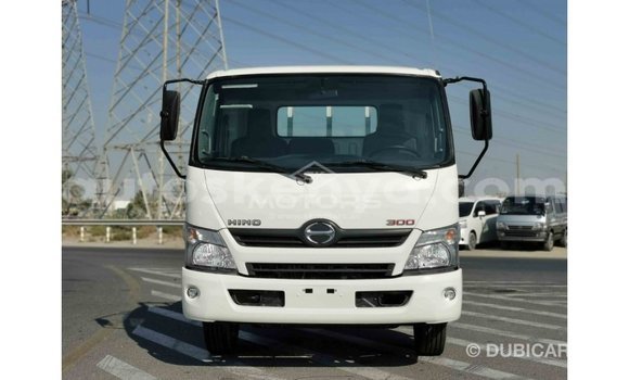 Nunua Imported Hino 300 Series Nyeupe Lori ndani ya Import - Dubai nchini Kati Kenya Nunua Imported Hino 300 Series Nyeupe Lori ndani ya Import - Dubai nchini Kati Kenya