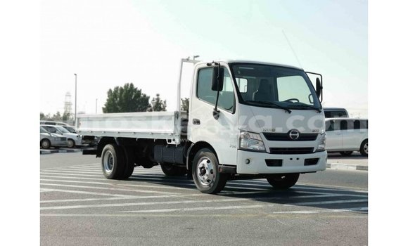 Nunua Imported Hino 300 Series Nyeupe Lori ndani ya Import - Dubai nchini Kati Kenya Nunua Imported Hino 300 Series Nyeupe Lori ndani ya Import - Dubai nchini Kati Kenya