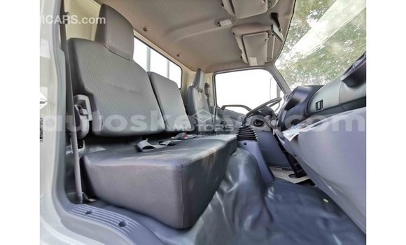 Nunua Imported Hino 300 Series Nyeupe Lori ndani ya Import - Dubai nchini Kati Kenya Nunua Imported Hino 300 Series Nyeupe Lori ndani ya Import - Dubai nchini Kati Kenya