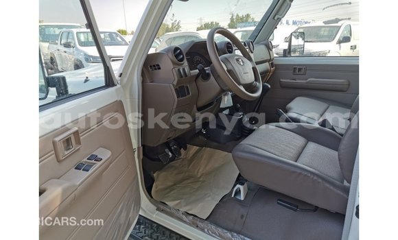 Imported Toyota Land Cruiser White Makiinaa iti Import - Dubai keessatti Central Kenya keessatti Imported Toyota Land Cruiser White Makiinaa iti Import - Dubai keessatti Central Kenya keessatti