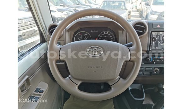 Imported Toyota Land Cruiser White Makiinaa iti Import - Dubai keessatti Central Kenya keessatti Imported Toyota Land Cruiser White Makiinaa iti Import - Dubai keessatti Central Kenya keessatti