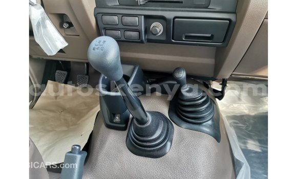 Imported Toyota Land Cruiser White Makiinaa iti Import - Dubai keessatti Central Kenya keessatti Imported Toyota Land Cruiser White Makiinaa iti Import - Dubai keessatti Central Kenya keessatti