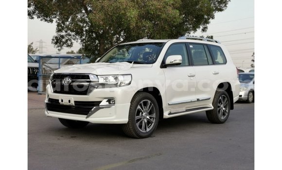 Nunua Imported Toyota Land Cruiser Nyeupe Gari ndani ya Import - Dubai nchini Kati Kenya Nunua Imported Toyota Land Cruiser Nyeupe Gari ndani ya Import - Dubai nchini Kati Kenya