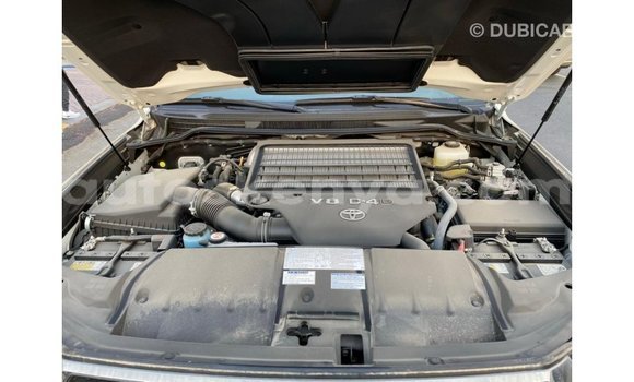 Buy Import Toyota Land Cruiser White Car in Import - Dubai in Central Kenya Buy Import Toyota Land Cruiser White Car in Import - Dubai in Central Kenya