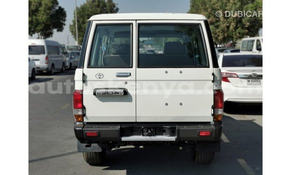 Nunua Imported Toyota Land Cruiser Nyeupe Gari ndani ya Import - Dubai nchini Kati Kenya Nunua Imported Toyota Land Cruiser Nyeupe Gari ndani ya Import - Dubai nchini Kati Kenya
