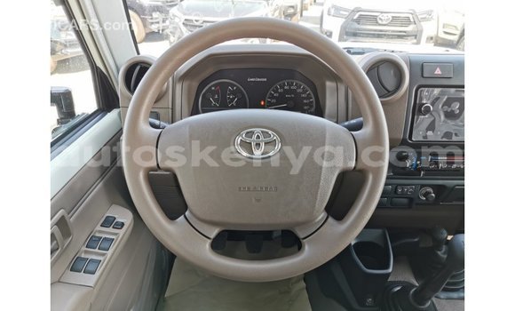 Nunua Imported Toyota Land Cruiser Nyeupe Gari ndani ya Import - Dubai nchini Kati Kenya Nunua Imported Toyota Land Cruiser Nyeupe Gari ndani ya Import - Dubai nchini Kati Kenya