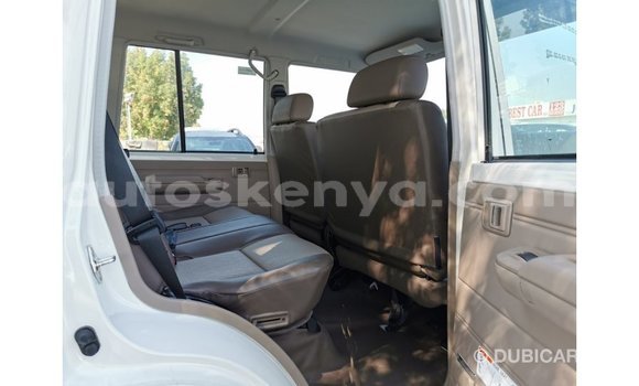 Nunua Imported Toyota Land Cruiser Nyeupe Gari ndani ya Import - Dubai nchini Kati Kenya Nunua Imported Toyota Land Cruiser Nyeupe Gari ndani ya Import - Dubai nchini Kati Kenya