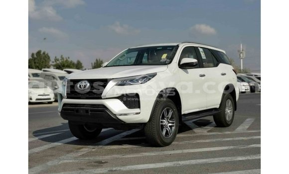 Nunua Imported Toyota Fortuner Nyeupe Gari ndani ya Import - Dubai nchini Kati Kenya Nunua Imported Toyota Fortuner Nyeupe Gari ndani ya Import - Dubai nchini Kati Kenya