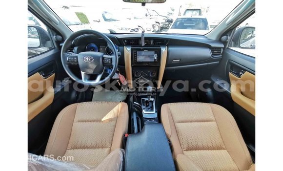 Nunua Imported Toyota Fortuner Nyeupe Gari ndani ya Import - Dubai nchini Kati Kenya Nunua Imported Toyota Fortuner Nyeupe Gari ndani ya Import - Dubai nchini Kati Kenya