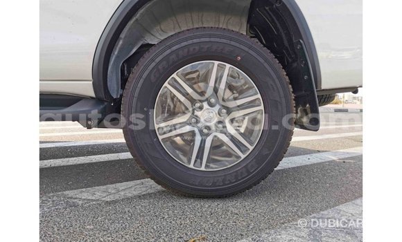 Nunua Imported Toyota Fortuner Nyeupe Gari ndani ya Import - Dubai nchini Kati Kenya Nunua Imported Toyota Fortuner Nyeupe Gari ndani ya Import - Dubai nchini Kati Kenya