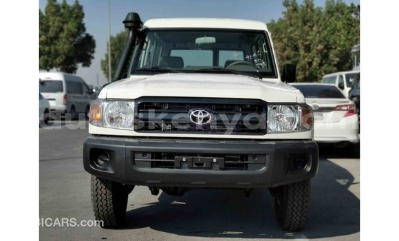 Nunua Imported Toyota Land Cruiser Nyeupe Gari ndani ya Import - Dubai nchini Kati Kenya Nunua Imported Toyota Land Cruiser Nyeupe Gari ndani ya Import - Dubai nchini Kati Kenya