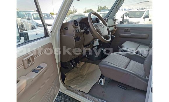 Nunua Imported Toyota Land Cruiser Nyeupe Gari ndani ya Import - Dubai nchini Kati Kenya Nunua Imported Toyota Land Cruiser Nyeupe Gari ndani ya Import - Dubai nchini Kati Kenya