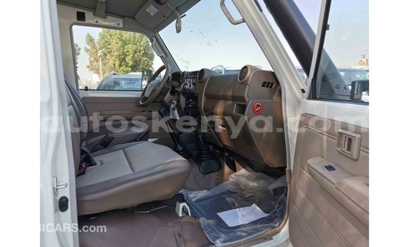 Nunua Imported Toyota Land Cruiser Nyeupe Gari ndani ya Import - Dubai nchini Kati Kenya Nunua Imported Toyota Land Cruiser Nyeupe Gari ndani ya Import - Dubai nchini Kati Kenya