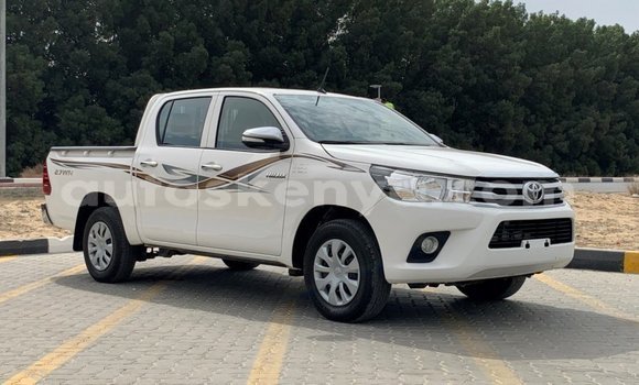 Imported Toyota Hilux White Makiinaa iti Import - Dubai keessatti Central Kenya keessatti