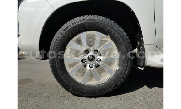 Nunua Imported Toyota Land Cruiser Nyeupe Gari ndani ya Import - Dubai nchini Kati Kenya Nunua Imported Toyota Land Cruiser Nyeupe Gari ndani ya Import - Dubai nchini Kati Kenya