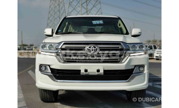 Imported Toyota Land Cruiser White Makiinaa iti Import - Dubai keessatti Central Kenya keessatti Imported Toyota Land Cruiser White Makiinaa iti Import - Dubai keessatti Central Kenya keessatti