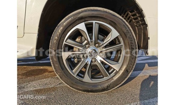 Imported Toyota Land Cruiser White Makiinaa iti Import - Dubai keessatti Central Kenya keessatti Imported Toyota Land Cruiser White Makiinaa iti Import - Dubai keessatti Central Kenya keessatti