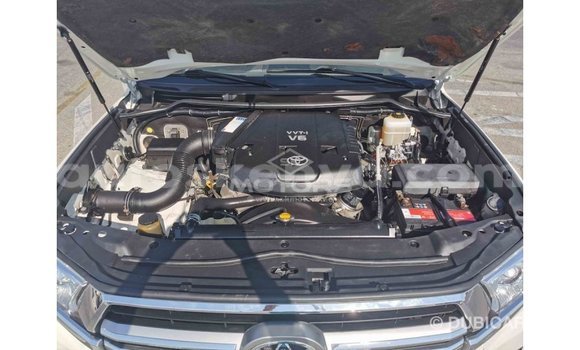 Buy Import Toyota Land Cruiser White Car in Import - Dubai in Central Kenya Buy Import Toyota Land Cruiser White Car in Import - Dubai in Central Kenya