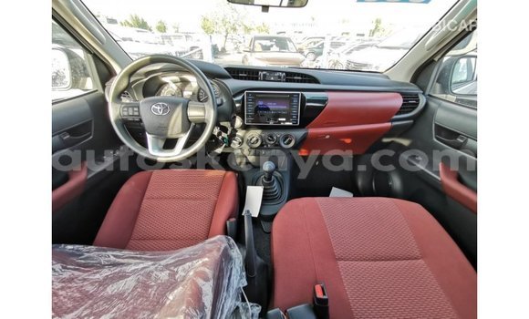 Imported Toyota Hilux White Makiinaa iti Import - Dubai keessatti Central Kenya keessatti Imported Toyota Hilux White Makiinaa iti Import - Dubai keessatti Central Kenya keessatti