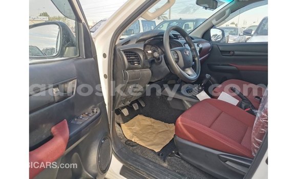 Imported Toyota Hilux White Makiinaa iti Import - Dubai keessatti Central Kenya keessatti Imported Toyota Hilux White Makiinaa iti Import - Dubai keessatti Central Kenya keessatti
