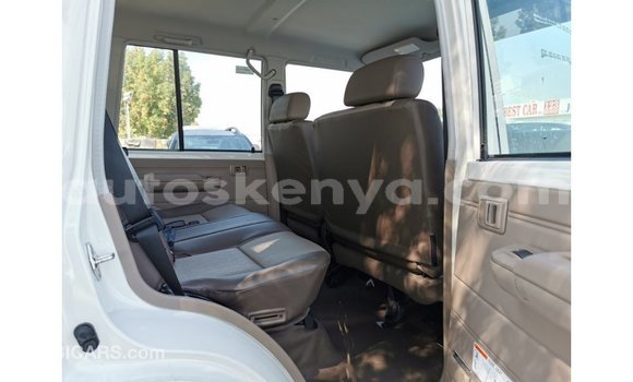 Nunua Imported Toyota Land Cruiser Nyeupe Gari ndani ya Import - Dubai nchini Kati Kenya Nunua Imported Toyota Land Cruiser Nyeupe Gari ndani ya Import - Dubai nchini Kati Kenya