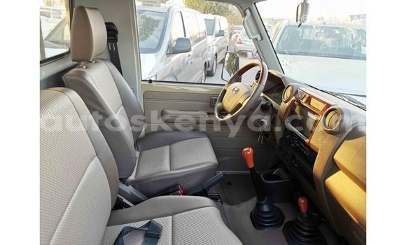 Nunua Imported Toyota Land Cruiser Beige Gari ndani ya Import - Dubai nchini Kati Kenya Nunua Imported Toyota Land Cruiser Beige Gari ndani ya Import - Dubai nchini Kati Kenya