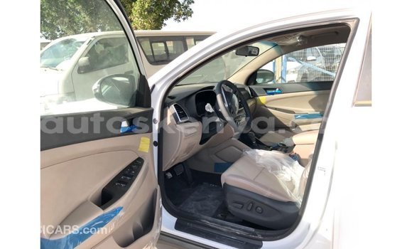 Nunua Imported Hyundai Tucson Nyeupe Gari ndani ya Import - Dubai nchini Kati Kenya Nunua Imported Hyundai Tucson Nyeupe Gari ndani ya Import - Dubai nchini Kati Kenya