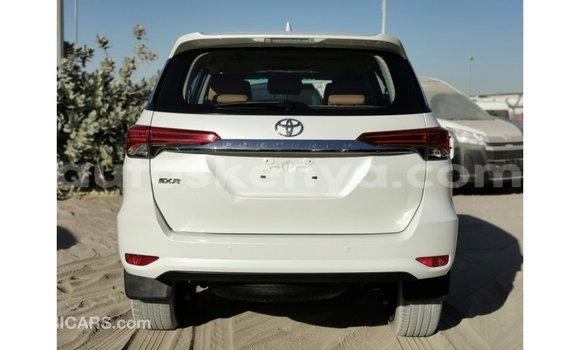 Nunua Imported Toyota Fortuner Nyeupe Gari ndani ya Import - Dubai nchini Kati Kenya Nunua Imported Toyota Fortuner Nyeupe Gari ndani ya Import - Dubai nchini Kati Kenya