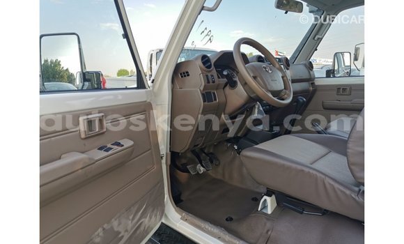 Imported Toyota Land Cruiser White Makiinaa iti Import - Dubai keessatti Central Kenya keessatti Imported Toyota Land Cruiser White Makiinaa iti Import - Dubai keessatti Central Kenya keessatti