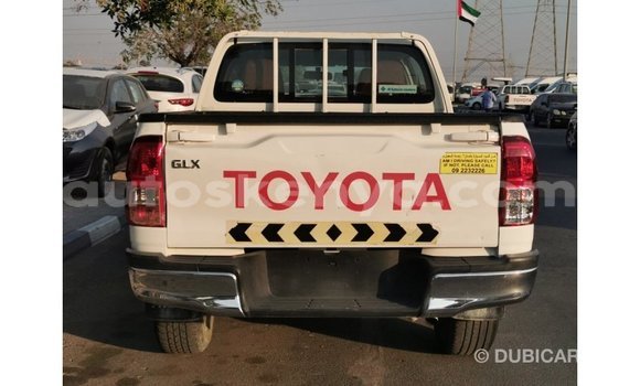 Imported Toyota Hilux White Makiinaa iti Import - Dubai keessatti Central Kenya keessatti Imported Toyota Hilux White Makiinaa iti Import - Dubai keessatti Central Kenya keessatti