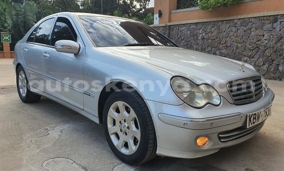 Oofamaa Mercedes‒Benz C–Class Silver Makiinaa iti Athi River keessatti Nairobi keessatti
