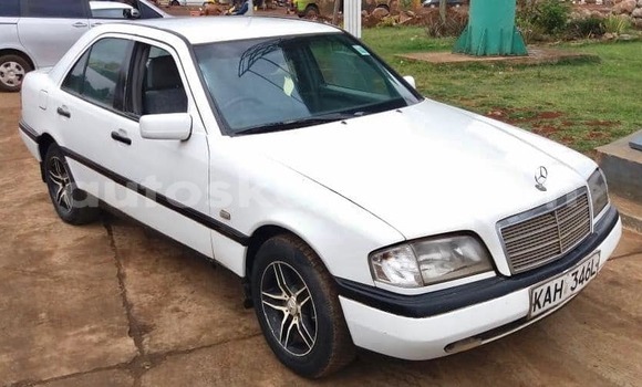Oofamaa Mercedes‒Benz C–Class White Makiinaa iti Athi River keessatti Nairobi keessatti