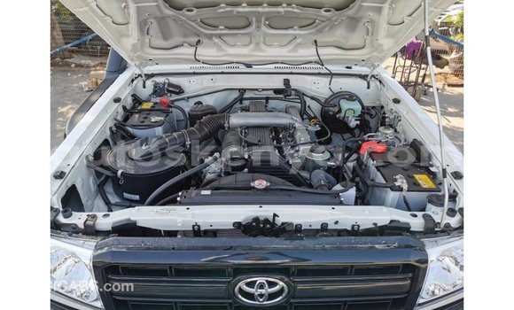 Nunua Imported Toyota Land Cruiser Nyeupe Gari ndani ya Import - Dubai nchini Kati Kenya Nunua Imported Toyota Land Cruiser Nyeupe Gari ndani ya Import - Dubai nchini Kati Kenya