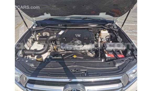 Buy Import Toyota Land Cruiser White Car in Import - Dubai in Central Kenya Buy Import Toyota Land Cruiser White Car in Import - Dubai in Central Kenya