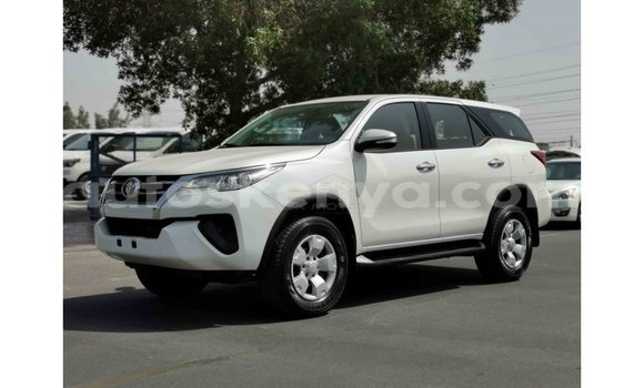 Nunua Imported Toyota Fortuner Nyeupe Gari ndani ya Import - Dubai nchini Kati Kenya