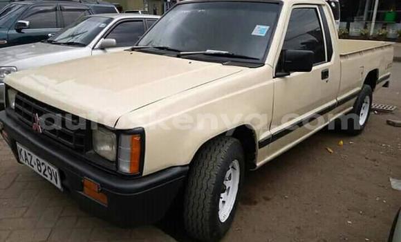 Oofamaa Mitsubishi L200 Beige Makiinaa iti Athi River keessatti Nairobi keessatti