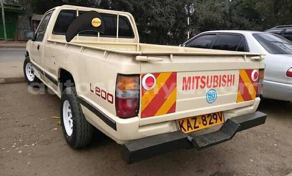 Oofamaa Mitsubishi L200 Beige Makiinaa iti Athi River keessatti Nairobi keessatti Oofamaa Mitsubishi L200 Beige Makiinaa iti Athi River keessatti Nairobi keessatti