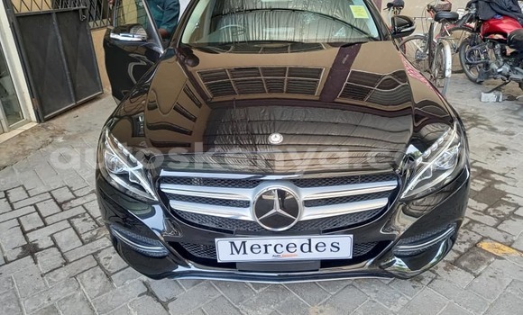 Nunua Ilio tumika Mercedes‒Benz C–Class Nyeusi Gari ndani ya Mto Athi nchini Nairobi