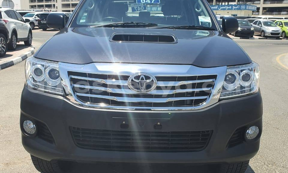 Nunua Imported Toyota Hillux Nyeusi Lori ndani ya Eldoret nchini Bonde la Ufafanuzi