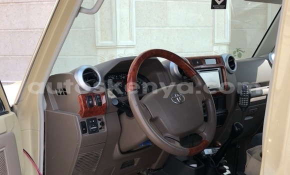 Imported Toyota Hillux Beige Netiree iti Athi River keessatti Nairobi keessatti