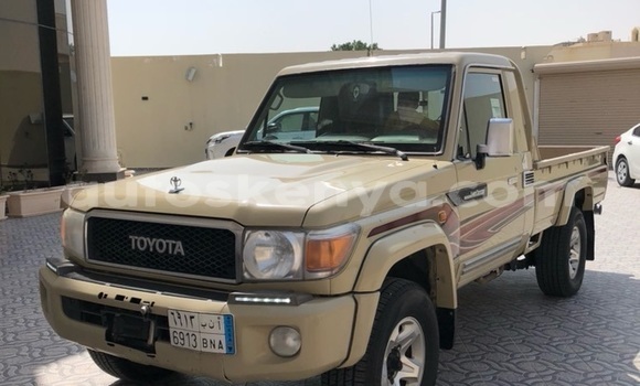 Nunua Imported Toyota Hillux Beige Lori ndani ya Mto Athi nchini Nairobi Nunua Imported Toyota Hillux Beige Lori ndani ya Mto Athi nchini Nairobi